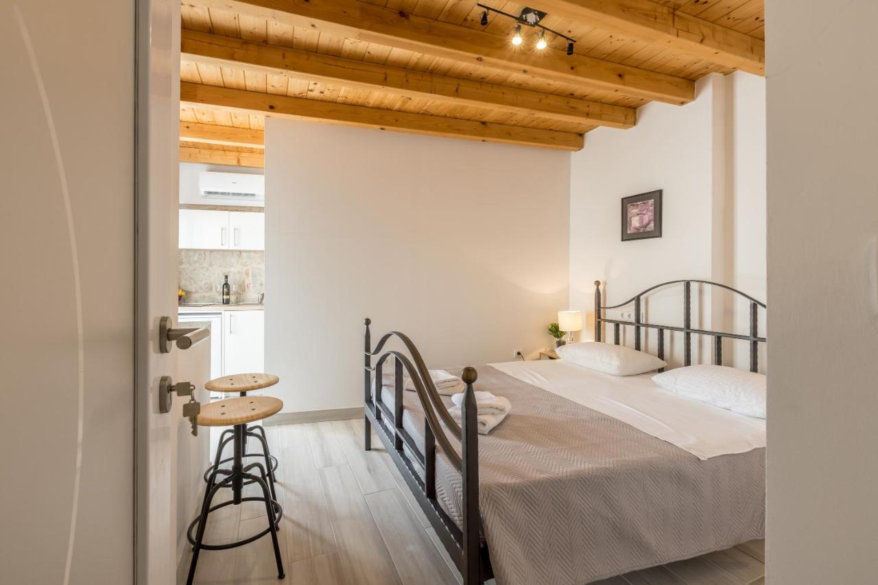 Luxury A&a-old Town Apartment